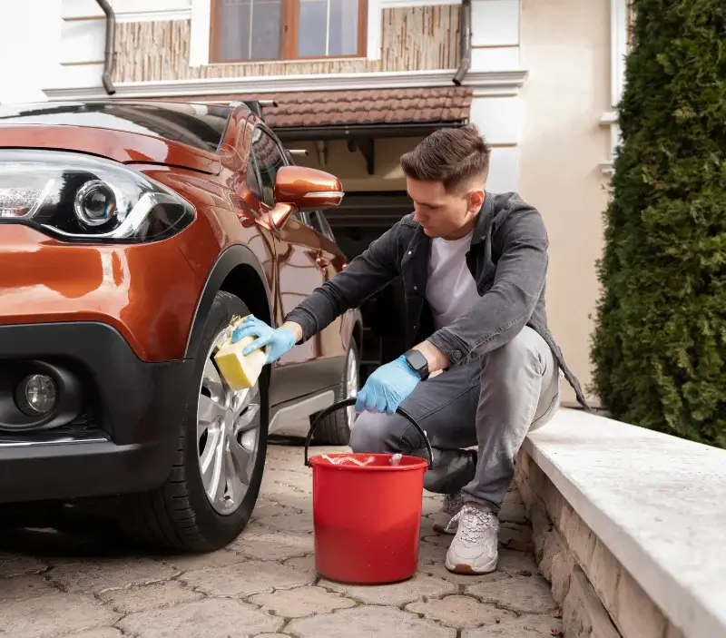 Lavage auto à domicile Condat-sur-Vézère : professionnel intervenant sur un véhicule